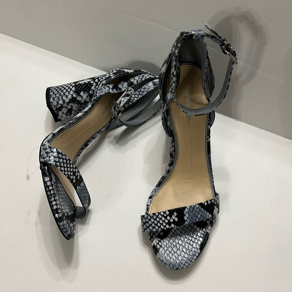 Gianni Bini Linyanne Snake Block Heel Sandal size 9 blue black - Picture 2 of 9